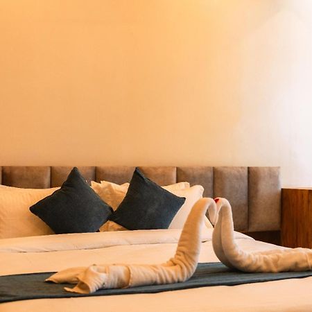 Hotel Kamrupa Guwahati Buitenkant foto